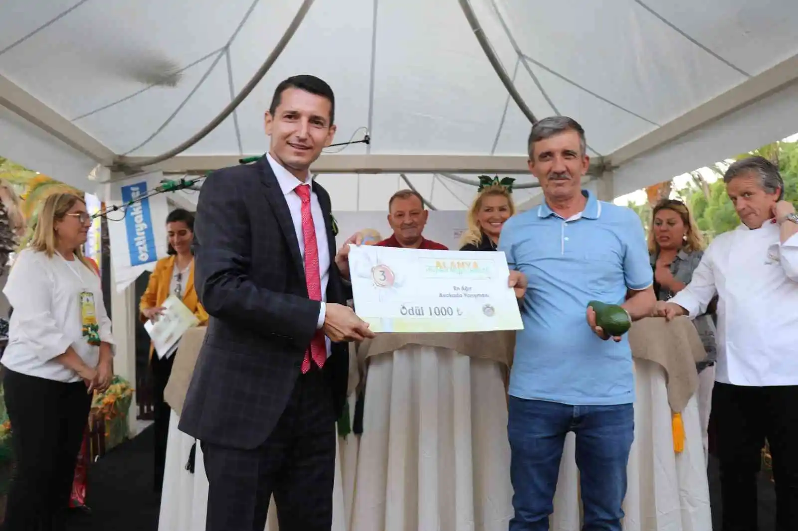 Alanya’nın en ağır avokadosu 610 gramla ödülü aldı
