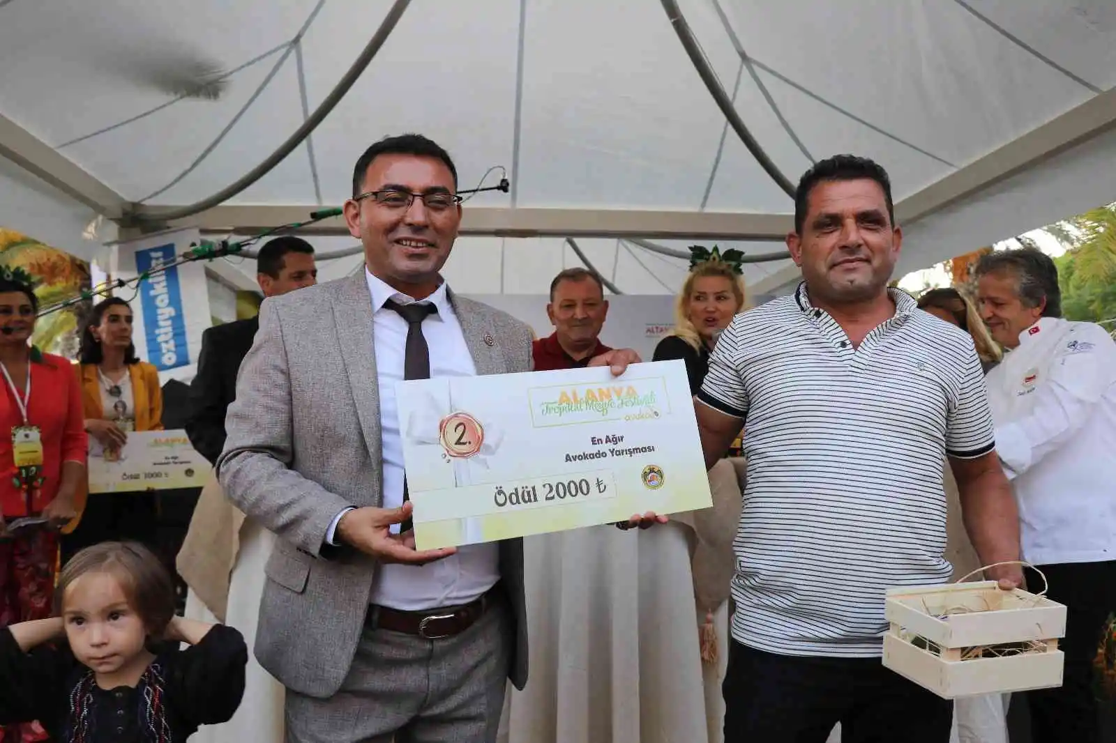 Alanya’nın en ağır avokadosu 610 gramla ödülü aldı