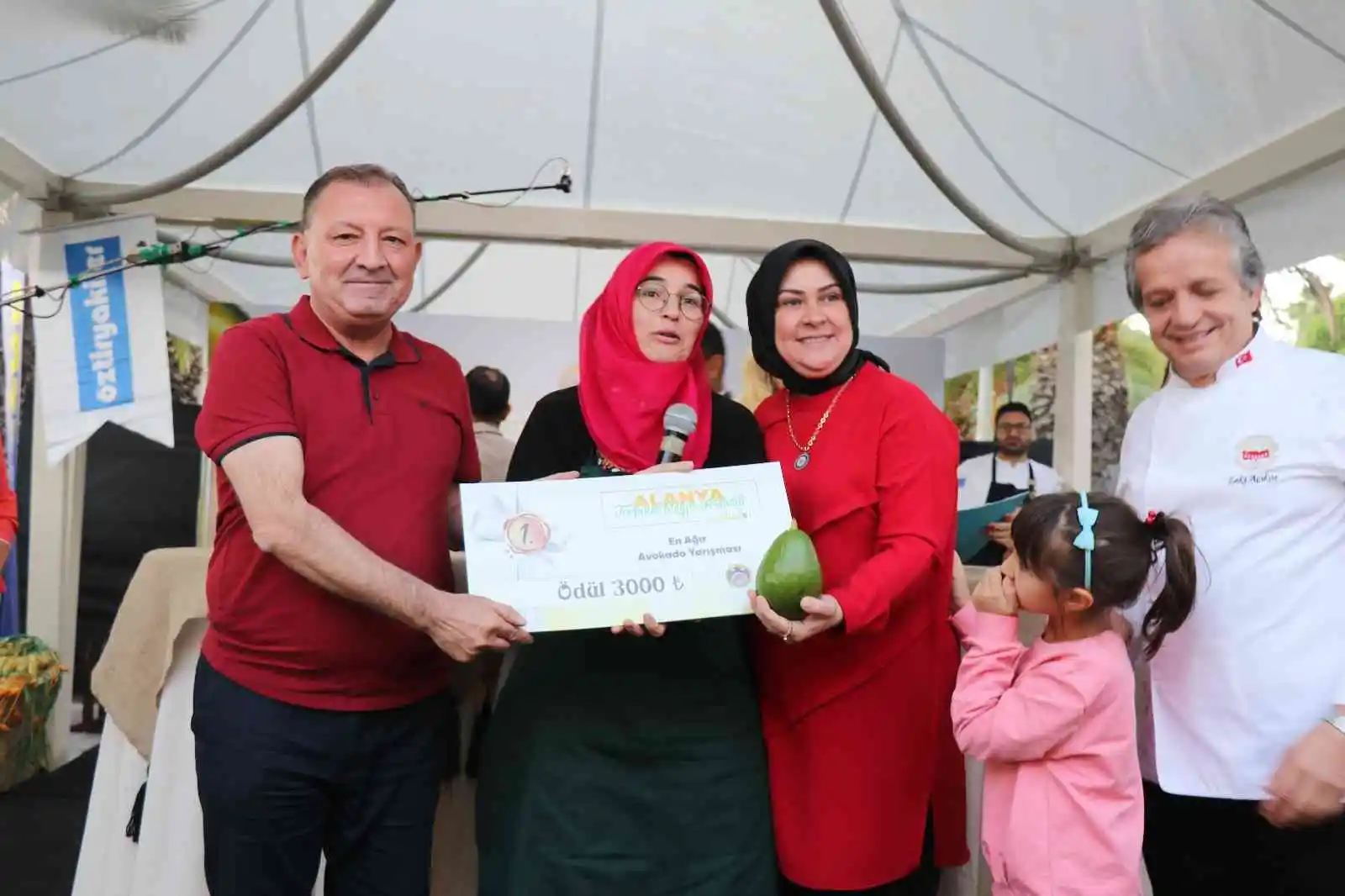 Alanya’nın en ağır avokadosu 610 gramla ödülü aldı