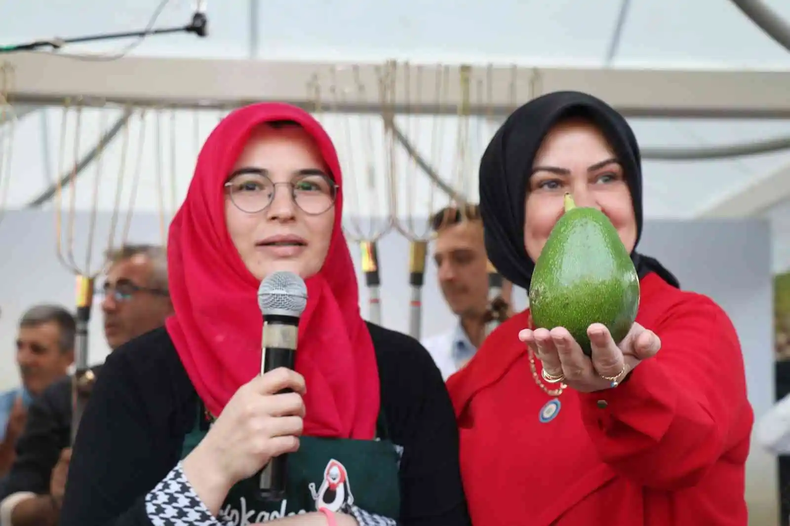 Alanya’nın en ağır avokadosu 610 gramla ödülü aldı