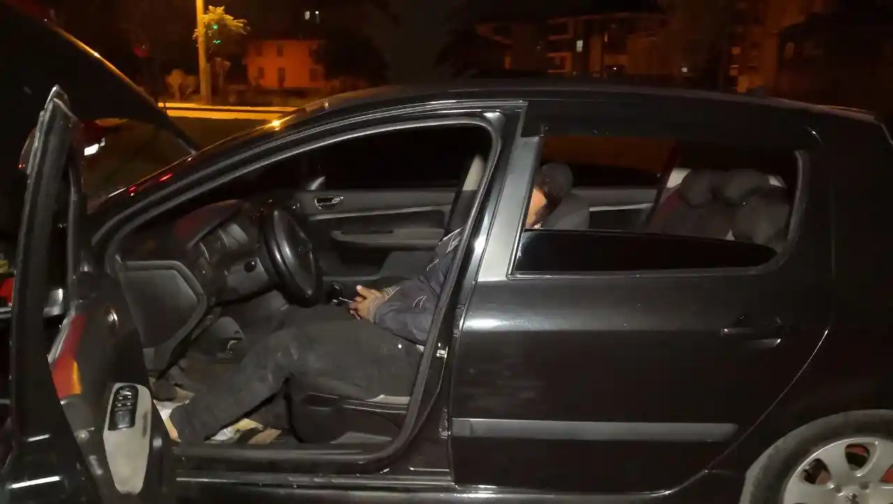 Alkollü araç kullanırken kaza yaptı, önce arabaya yattı, sonra polise ağladı