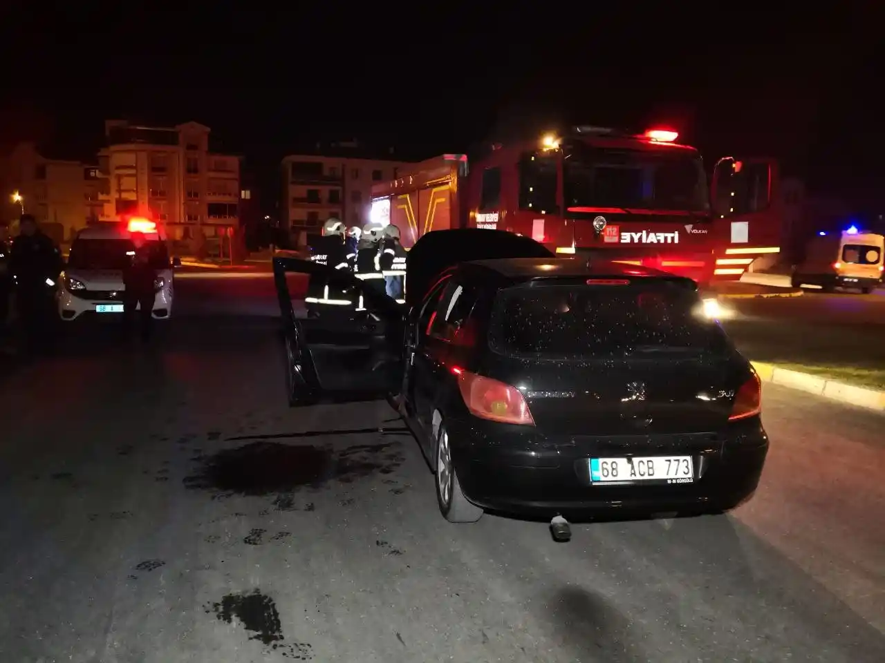 Alkollü araç kullanırken kaza yaptı, önce arabaya yattı, sonra polise ağladı
