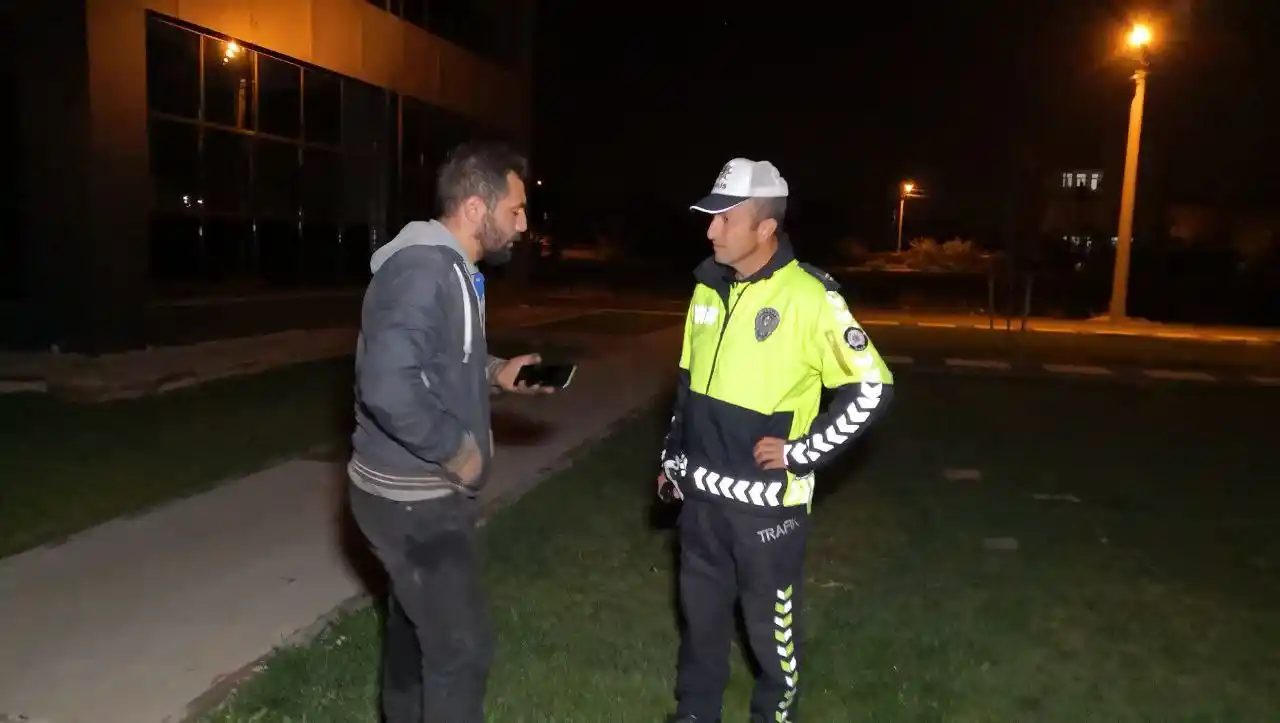 Alkollü araç kullanırken kaza yaptı, önce arabaya yattı, sonra polise ağladı