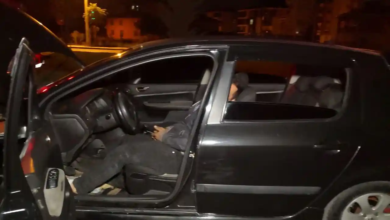 Alkollü araç kullanırken kaza yaptı, önce arabaya yattı, sonra polise ağladı