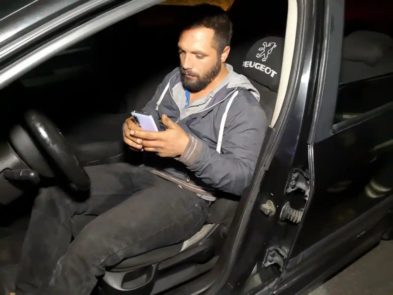 Alkollü araç kullanırken kaza yaptı, önce arabaya yattı, sonra polise ağladı