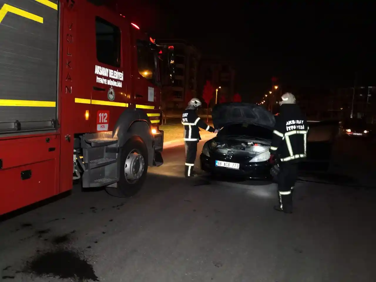 Alkollü araç kullanırken kaza yaptı, önce arabaya yattı, sonra polise ağladı
