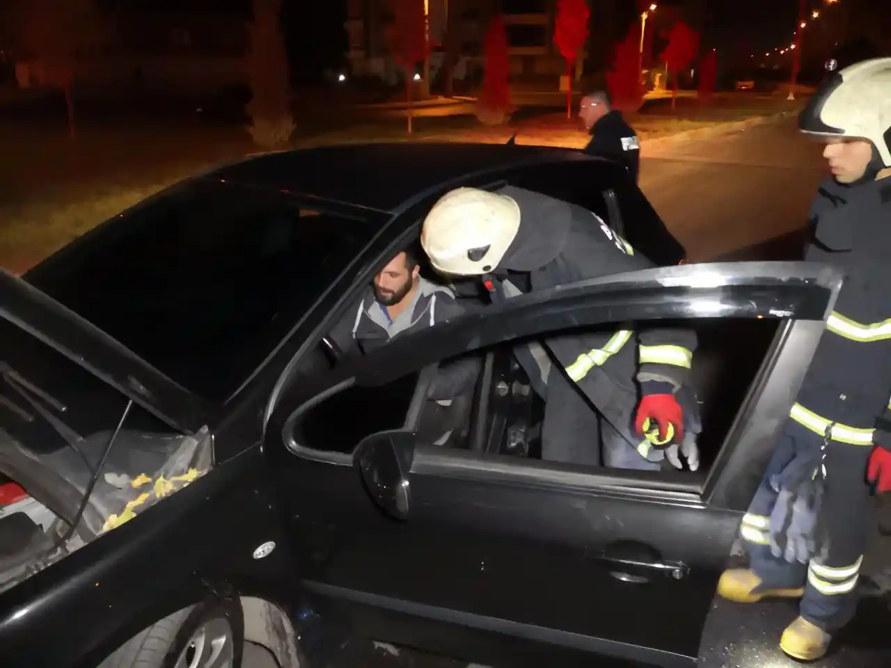 Alkollü araç kullanırken kaza yaptı, önce arabaya yattı, sonra polise ağladı