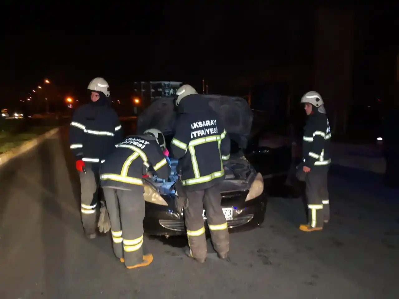 Alkollü araç kullanırken kaza yaptı, önce arabaya yattı, sonra polise ağladı