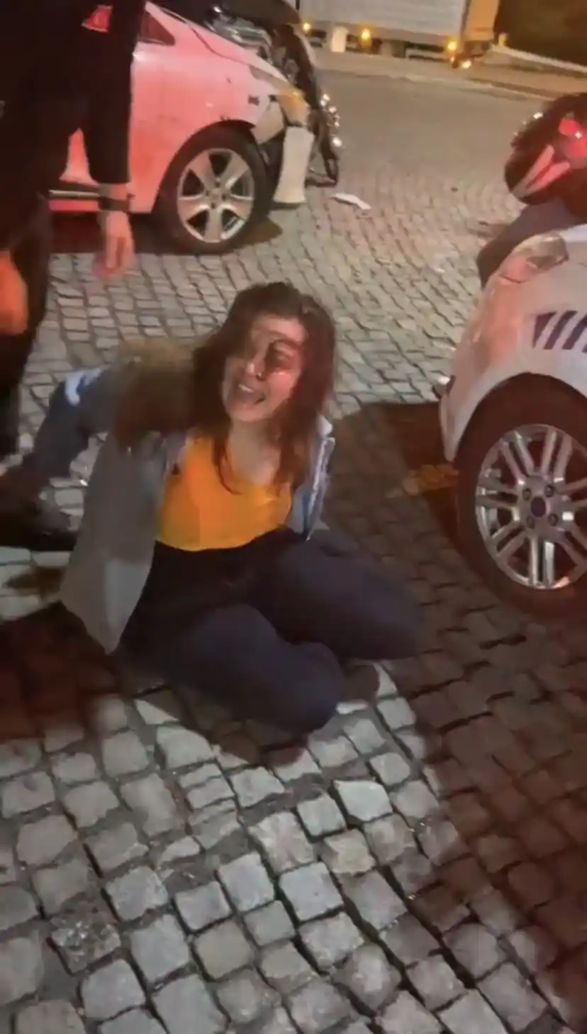 Alkollü kadın sürücü ortalığı birbirine kattı: Polise tekme atıp küfürler savurduğu anlar kamerada