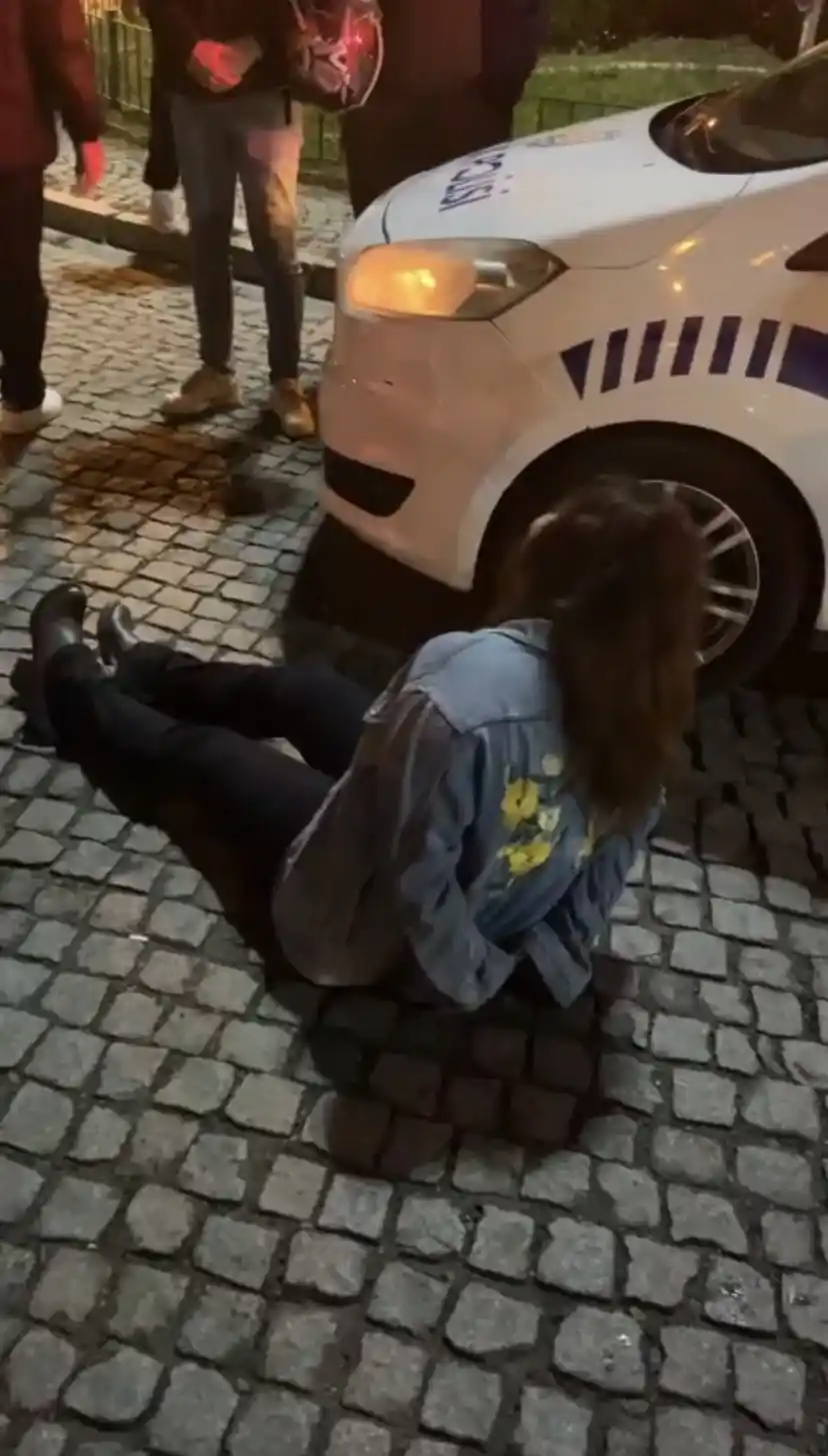 Alkollü kadın sürücü ortalığı birbirine kattı: Polise tekme atıp küfürler savurduğu anlar kamerada