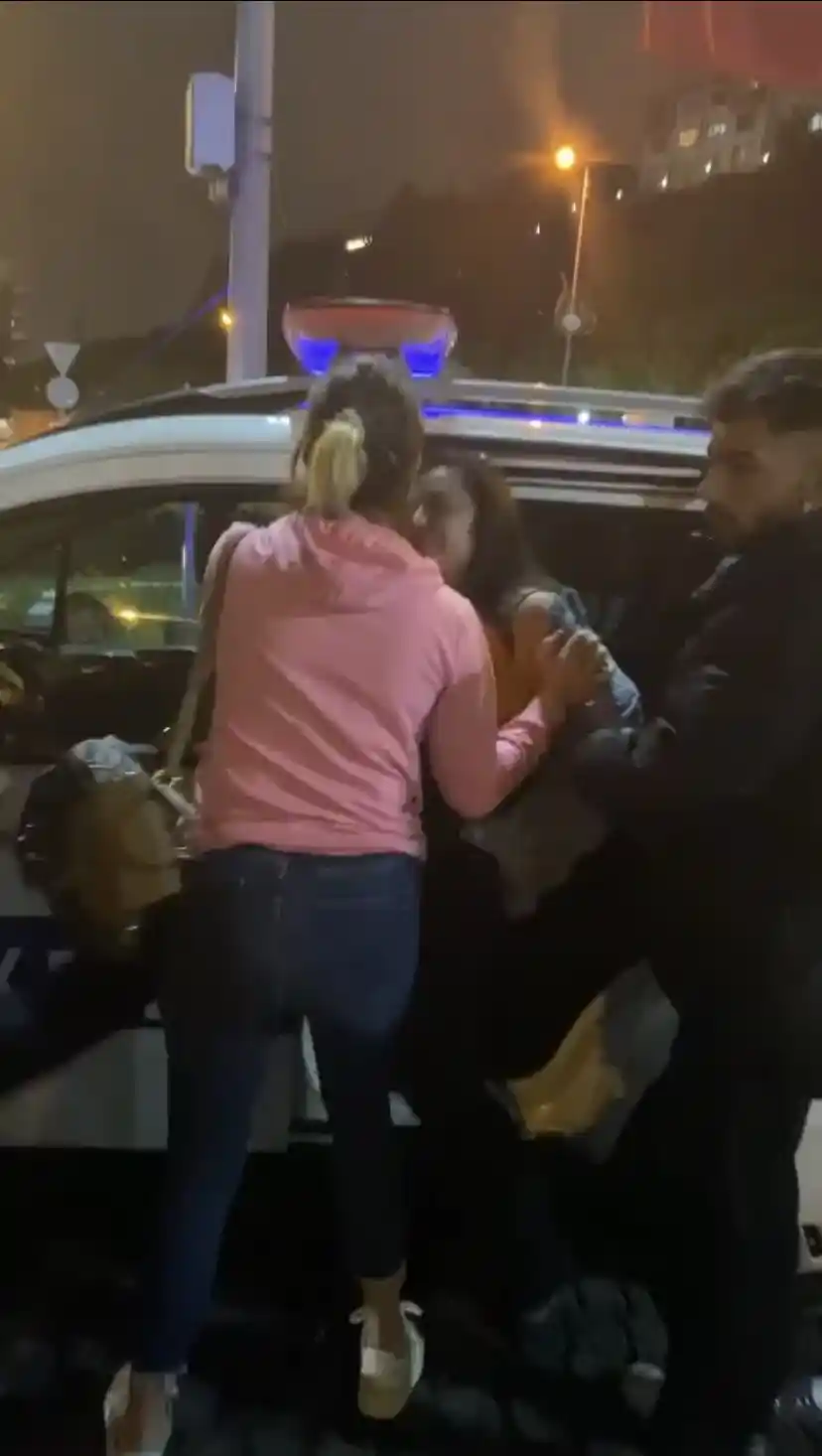 Alkollü kadın sürücü ortalığı birbirine kattı: Polise tekme atıp küfürler savurduğu anlar kamerada