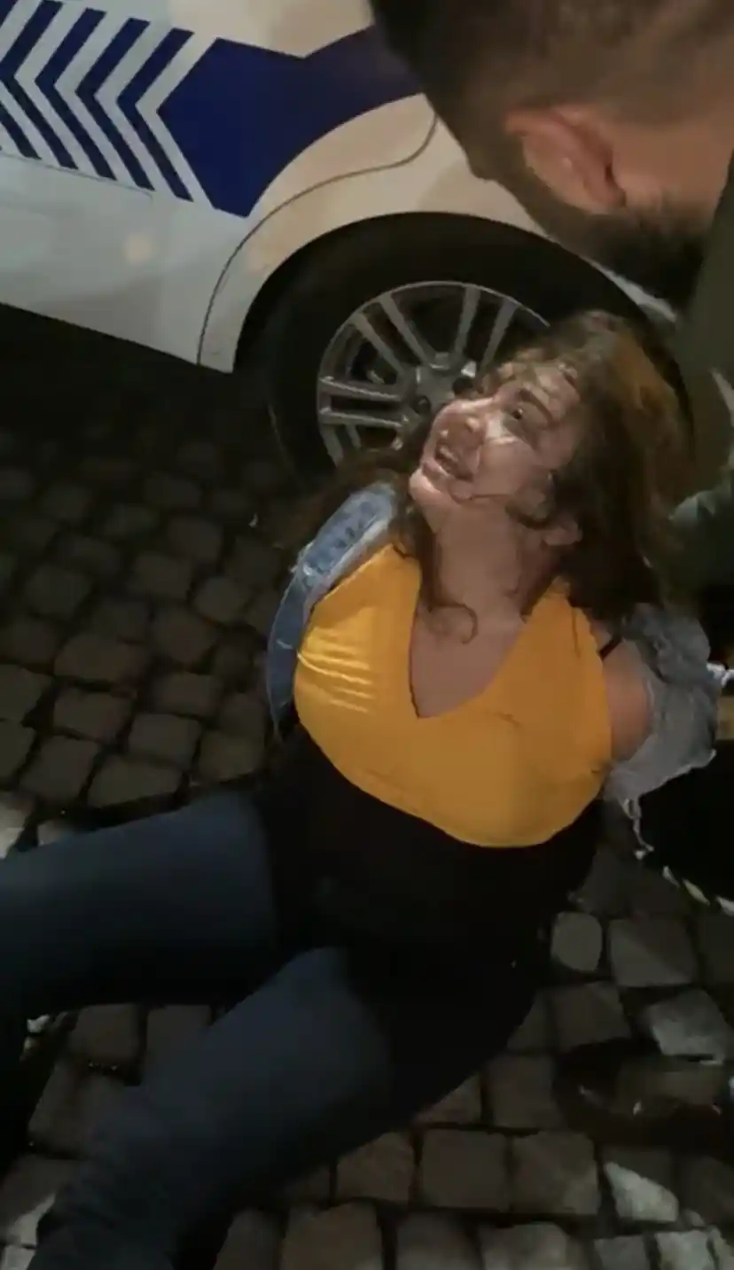 Alkollü kadın sürücü ortalığı birbirine kattı: Polise tekme atıp küfürler savurduğu anlar kamerada