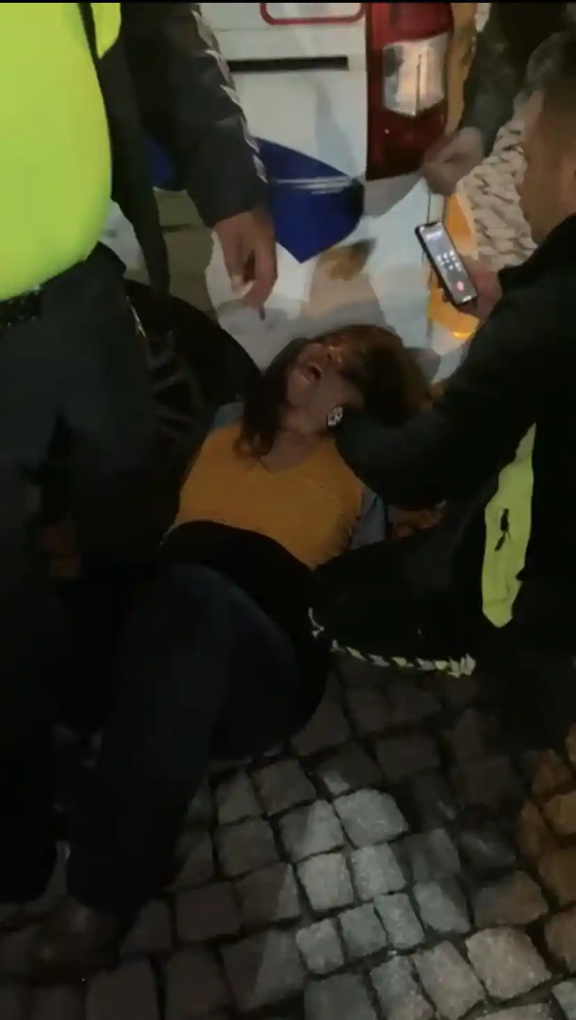 Alkollü kadın sürücü ortalığı birbirine kattı: Polise tekme atıp küfürler savurduğu anlar kamerada