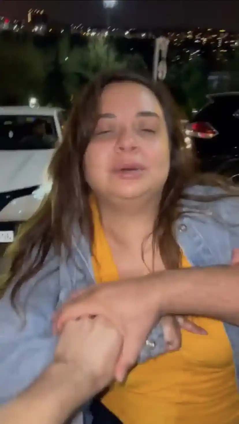 Alkollü kadın sürücü ortalığı birbirine kattı: Polise tekme atıp küfürler savurduğu anlar kamerada