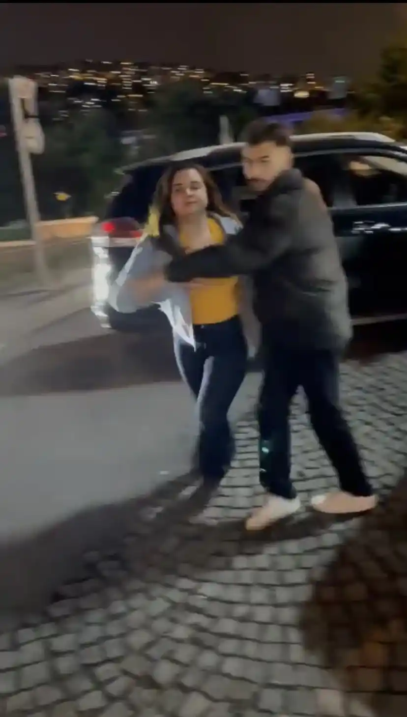 Alkollü kadın sürücü ortalığı birbirine kattı: Polise tekme atıp küfürler savurduğu anlar kamerada