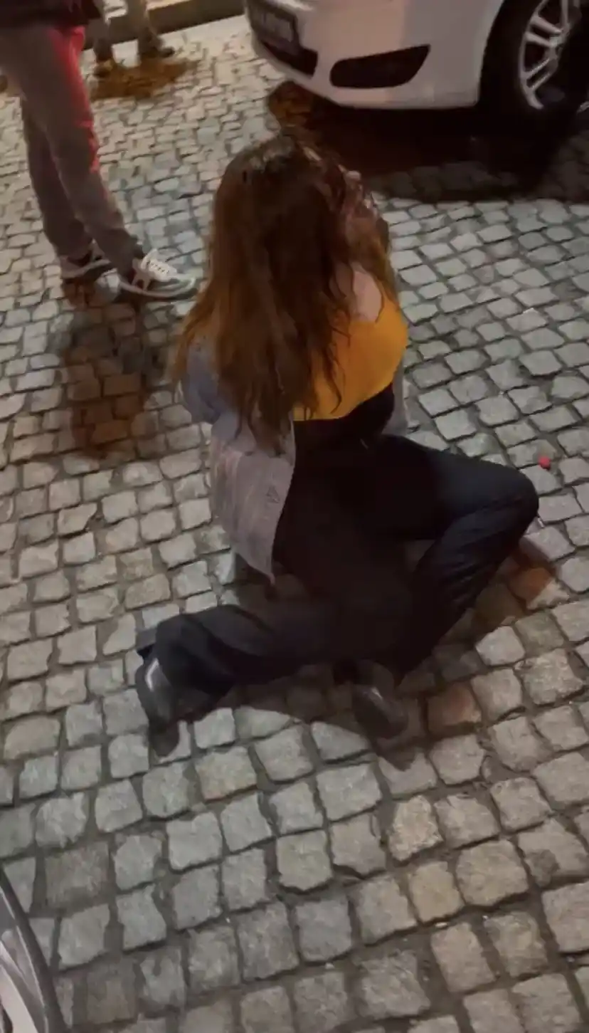 Alkollü kadın sürücü ortalığı birbirine kattı: Polise tekme atıp küfürler savurduğu anlar kamerada