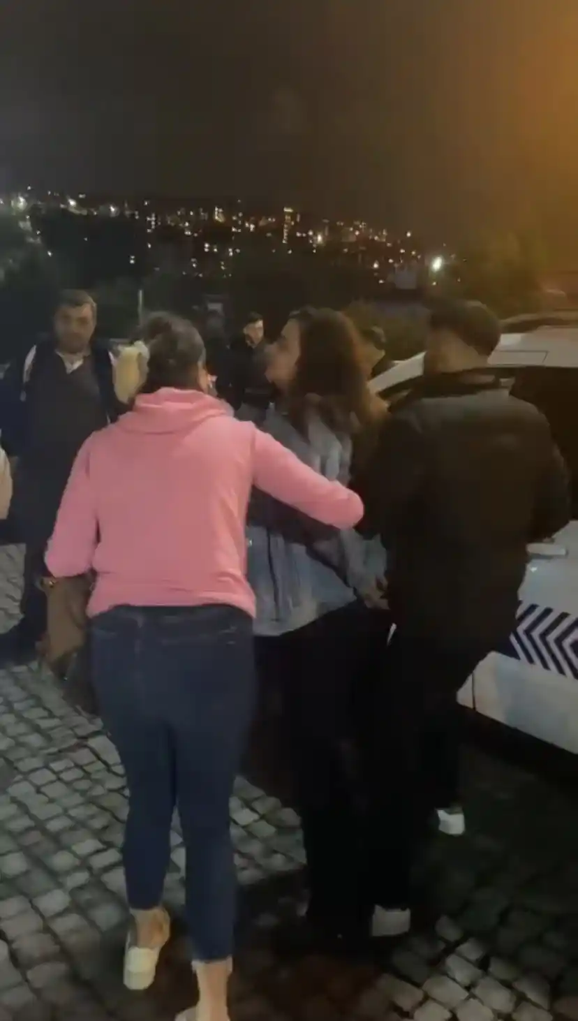 Alkollü kadın sürücü ortalığı birbirine kattı: Polise tekme atıp küfürler savurduğu anlar kamerada