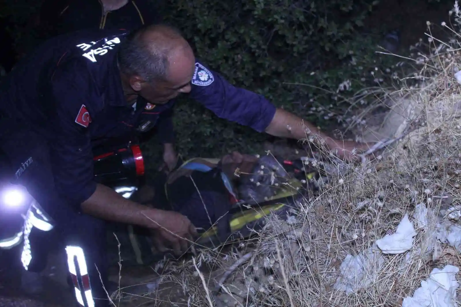 Alkollü şahıs 30 metrelik uçuruma düştü, ekipler seferber oldu
