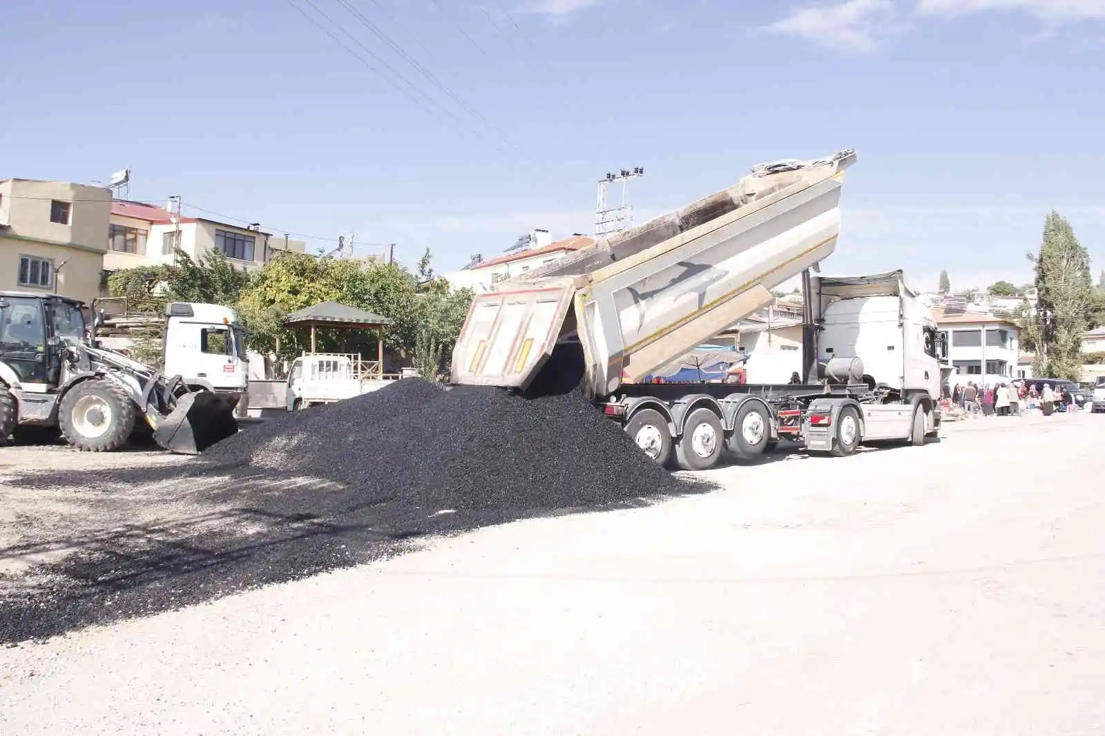 Altyapımı tamamlanan Karakaya'da asfalt serimine başlandı
