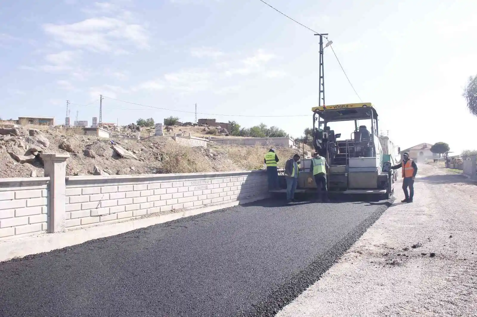 Altyapımı tamamlanan Karakaya’da asfalt serimine başlandı
