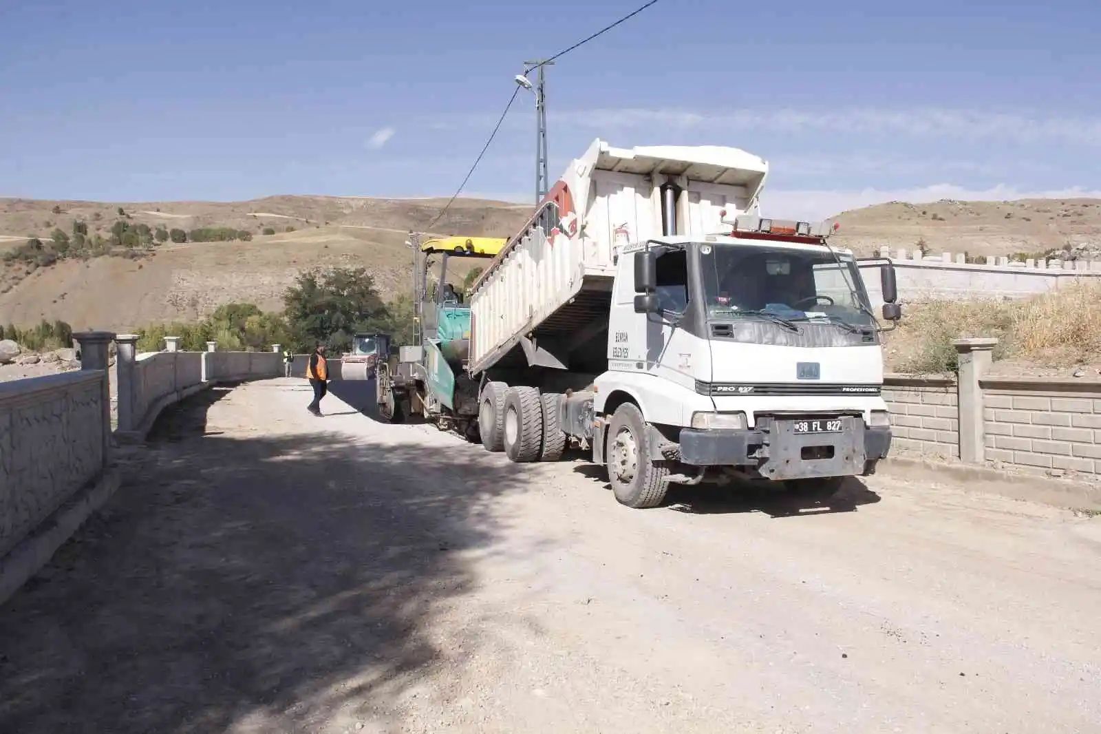 Altyapımı tamamlanan Karakaya’da asfalt serimine başlandı
