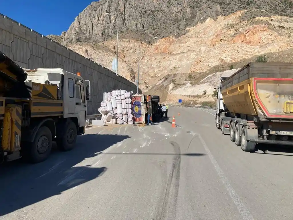 Amasya’da saman yüklü kamyon devrildi