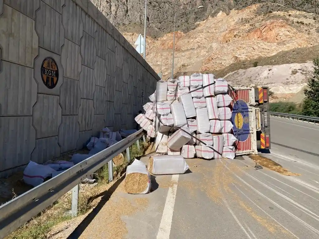 Amasya’da saman yüklü kamyon devrildi