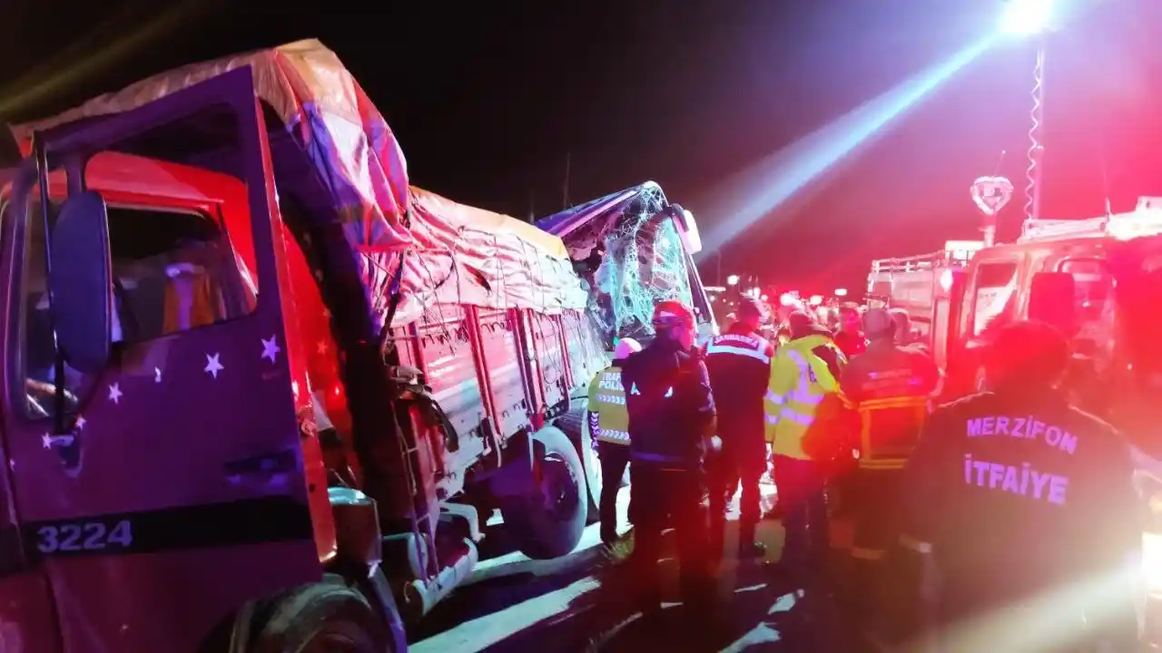 Amasya’da yolcu otobüsü ile kamyon çarpıştı: 2 ölü, 19 yaralı