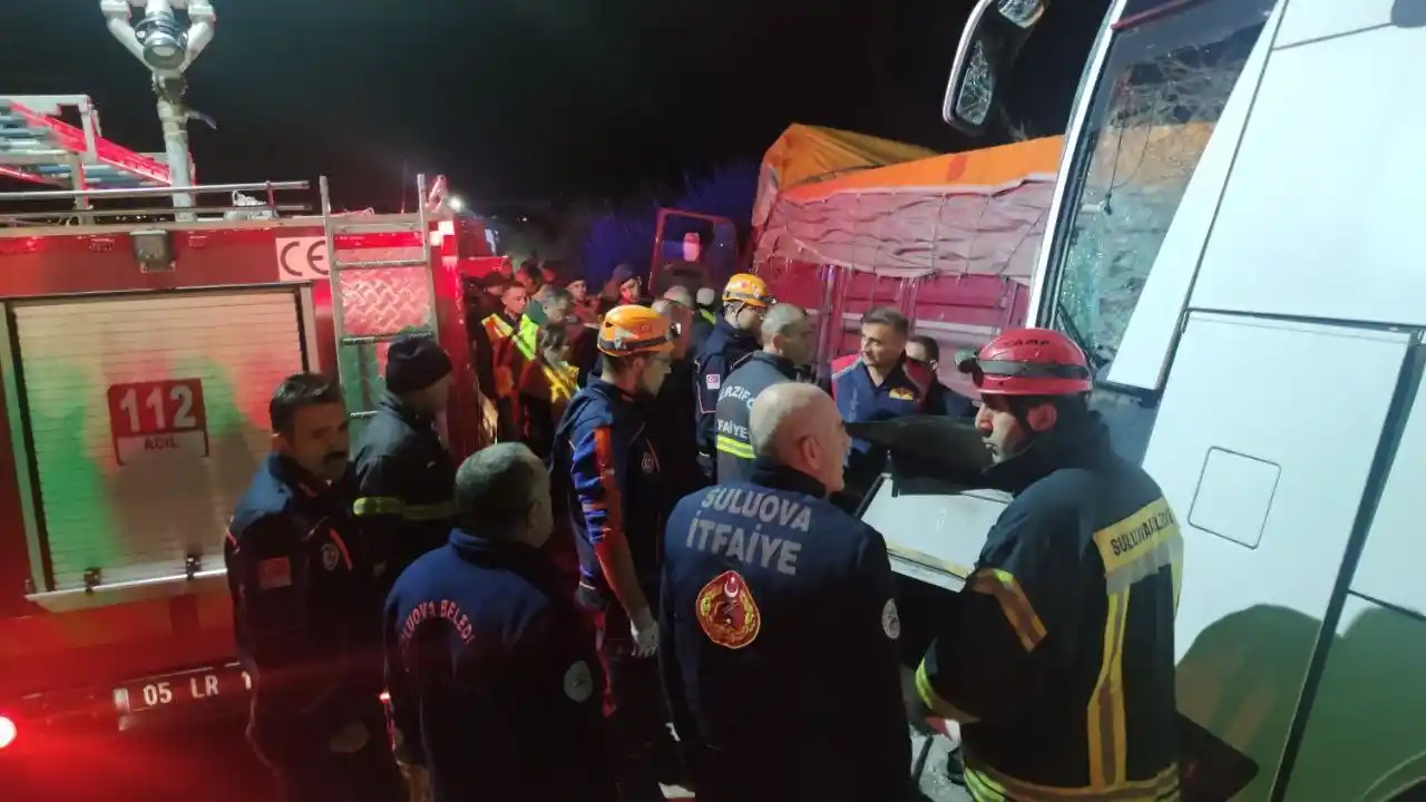 Amasya’da yolcu otobüsü ile kamyon çarpıştı: 2 ölü, 19 yaralı
