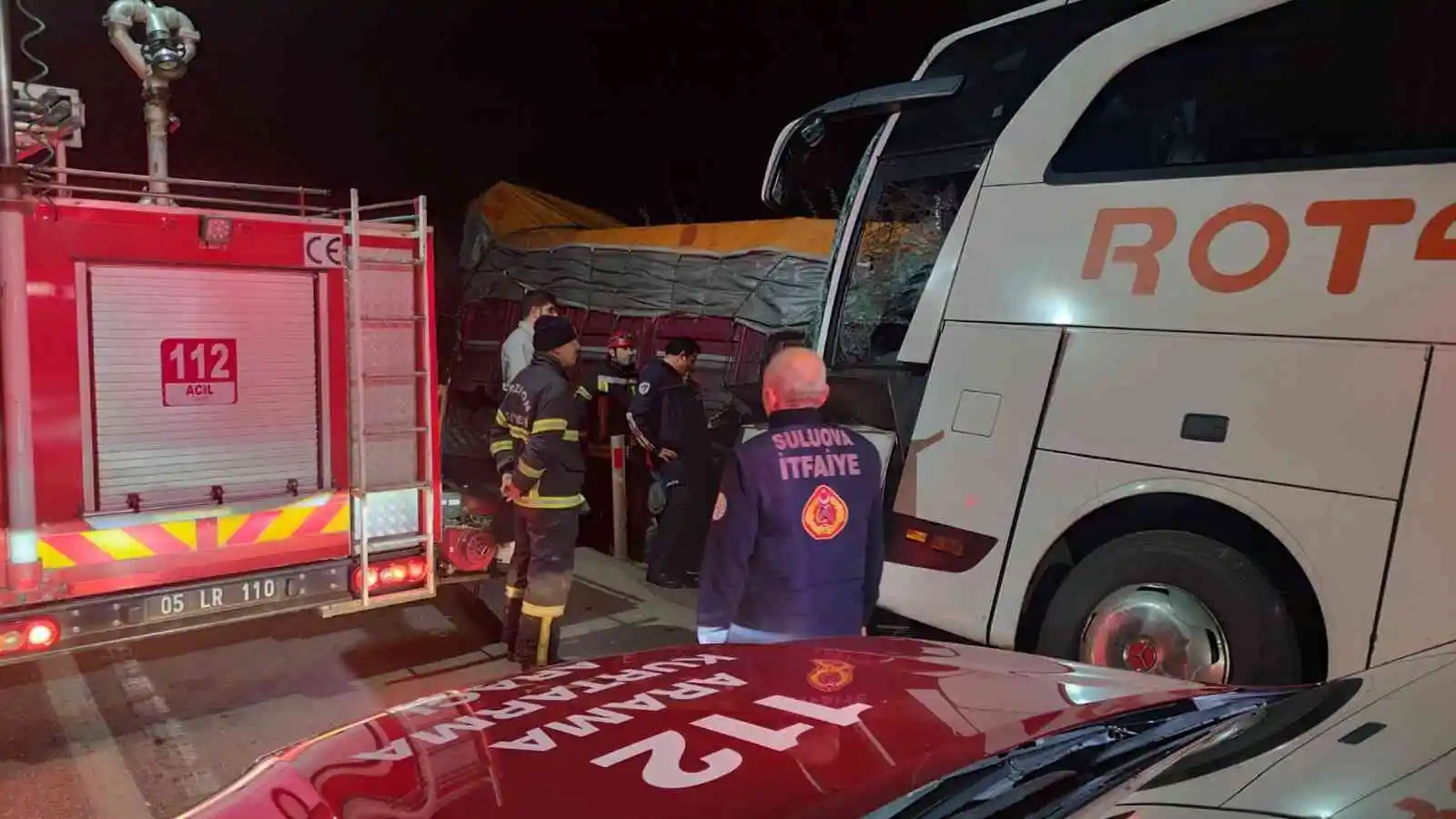 Amasya’da yolcu otobüsüyle kamyonun çarpıştığı kazada 2 kişi öldü, 20 kişi yaralandı
