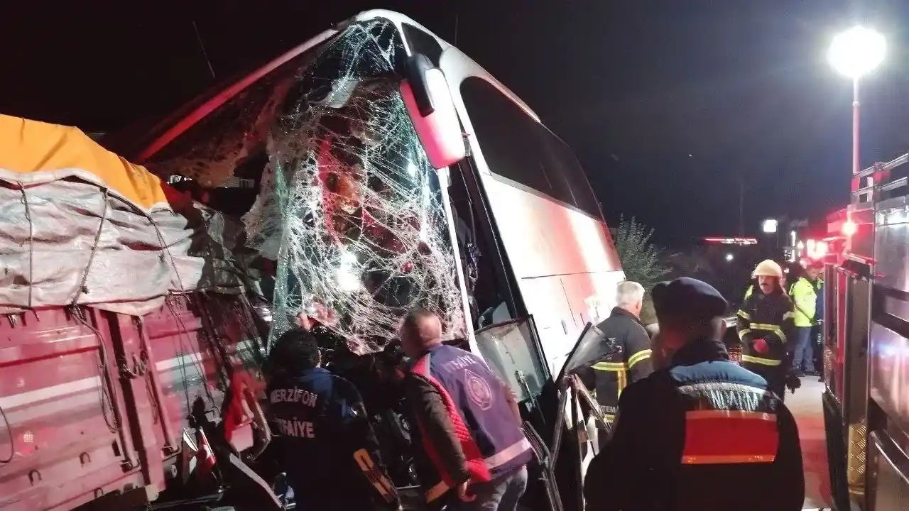 Amasya’da yolcu otobüsüyle kamyonun çarpıştığı kazada 2 kişi öldü, 20 kişi yaralandı
