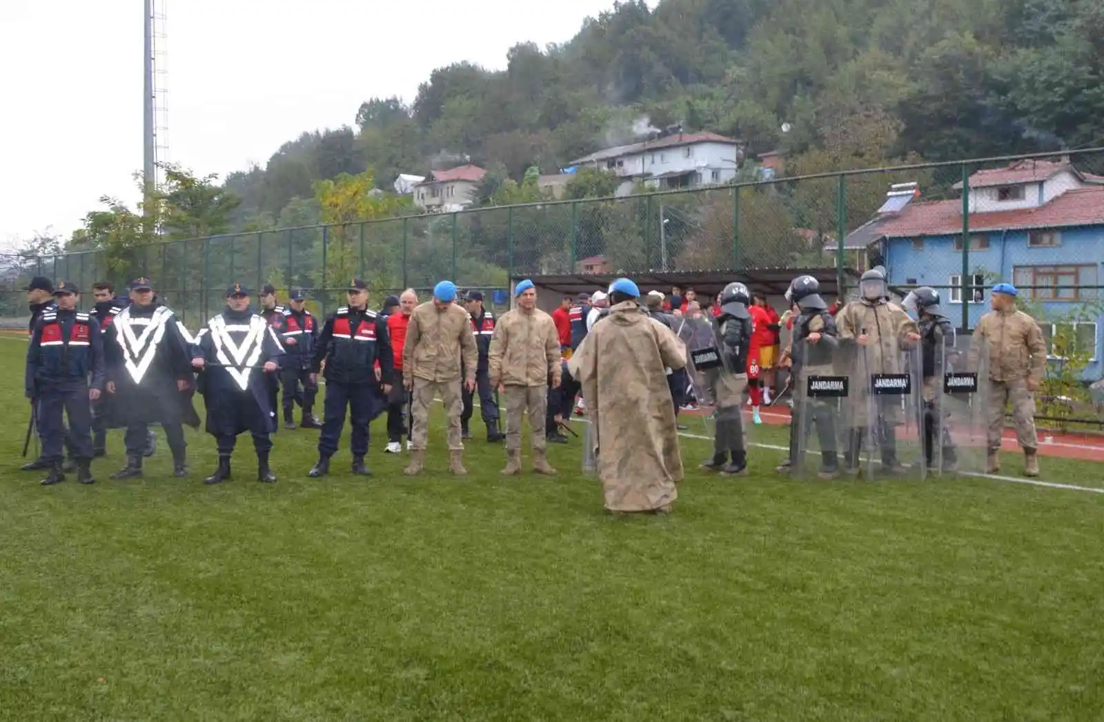 Amatör ligde ortalık karıştı, tekme ve yumruklar havada uçuştu
