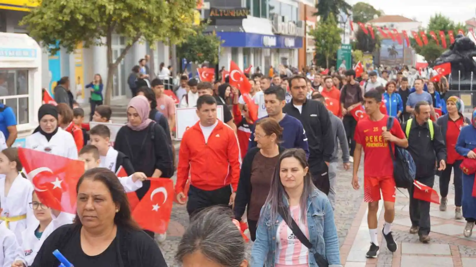 Amatör Spor Haftası kutlamaları renkli görüntülerle başladı
