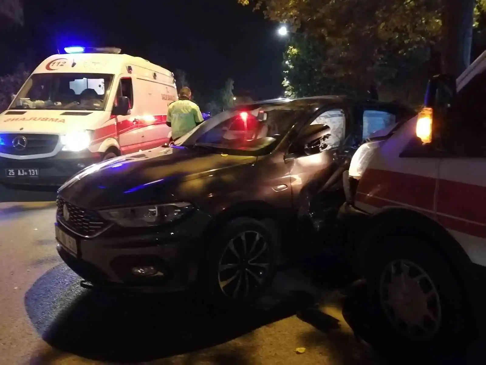 Ambulans U dönüşü yapan araca çarptı, kaza sonucu 2 kişi yaralandı
