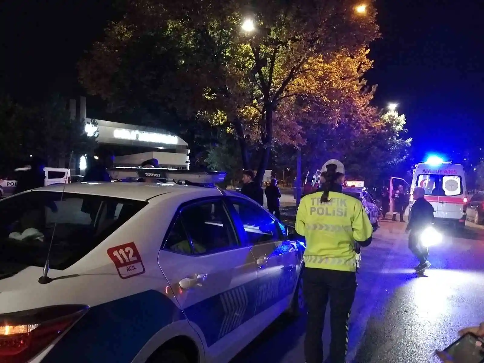 Ambulans U dönüşü yapan araca çarptı, kaza sonucu 2 kişi yaralandı
