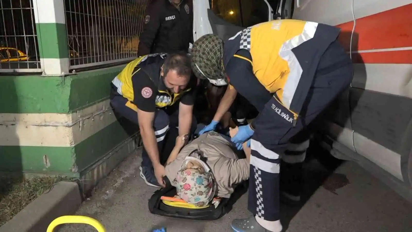 Ambulans yaya geçidindeki yaşlı kadına çarptı, ilk müdahaleyi ambulansta bulunan sağlıkçılar yaptı
