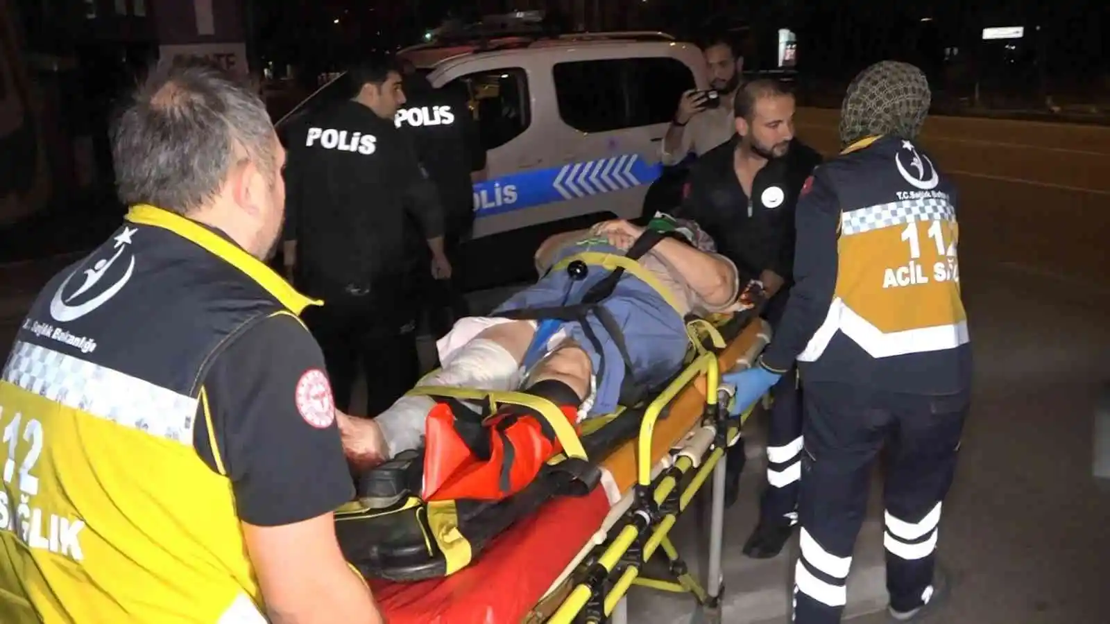 Ambulans yaya geçidindeki yaşlı kadına çarptı, ilk müdahaleyi ambulansta bulunan sağlıkçılar yaptı
