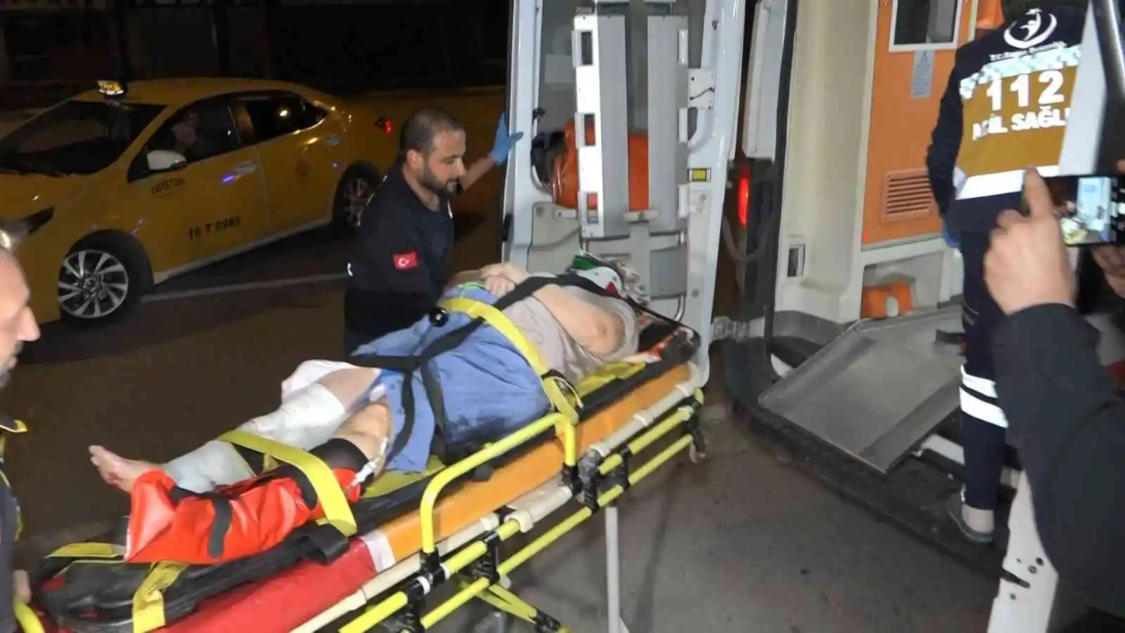 Ambulans yaya geçidindeki yaşlı kadına çarptı, ilk müdahaleyi ambulansta bulunan sağlıkçılar yaptı
