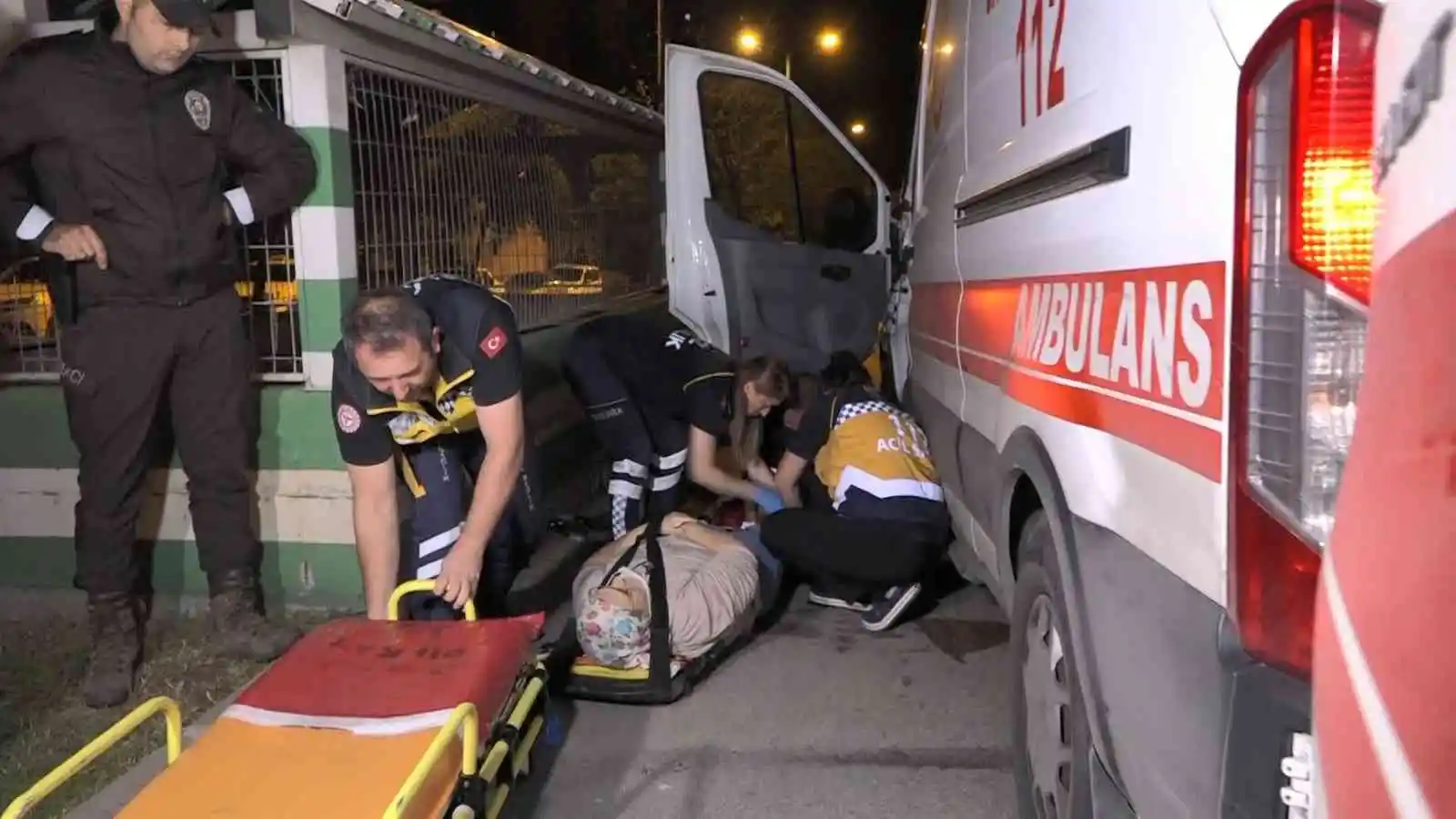 Ambulans yaya geçidindeki yaşlı kadına çarptı, ilk müdahaleyi ambulansta bulunan sağlıkçılar yaptı
