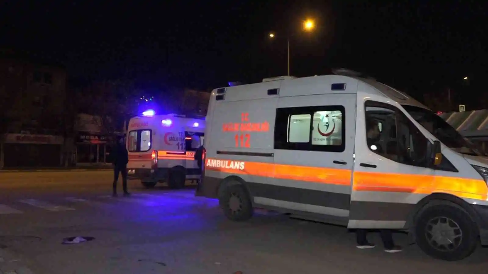 Ambulans yaya geçidindeki yaşlı kadına çarptı, ilk müdahaleyi ambulansta bulunan sağlıkçılar yaptı
