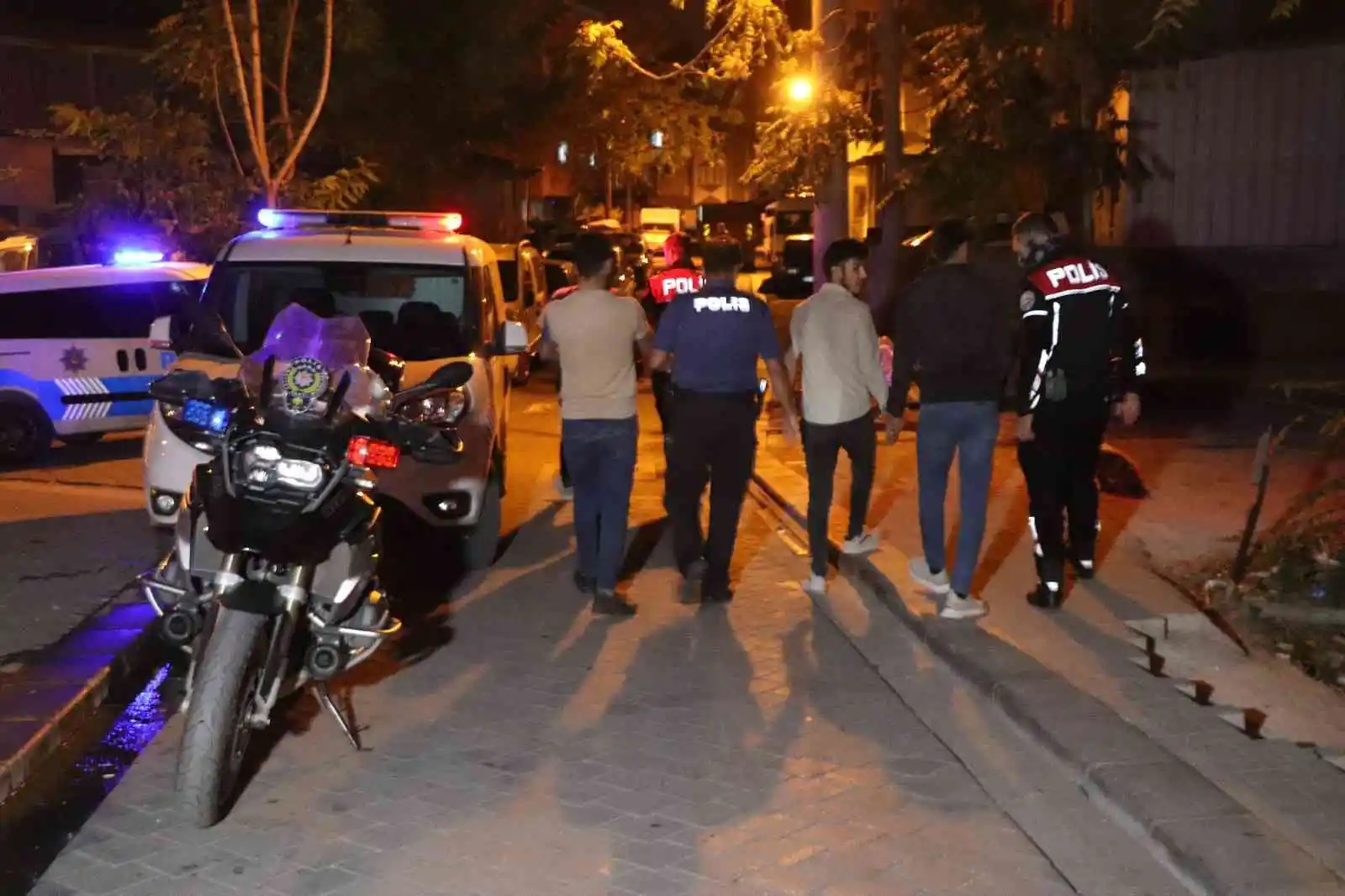 Amca oğullarının muhtarlık seçimine dayanan kavgasında kan aktı: 4 yaralı

