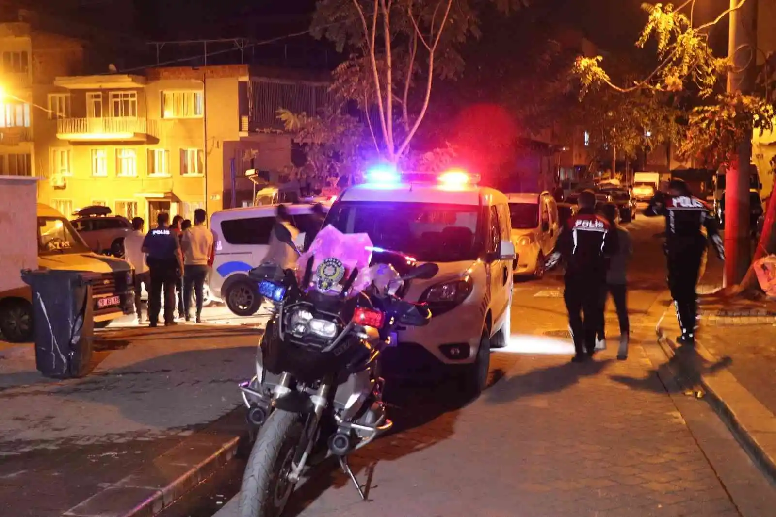 Amca oğullarının muhtarlık seçimine dayanan kavgasında kan aktı: 4 yaralı
