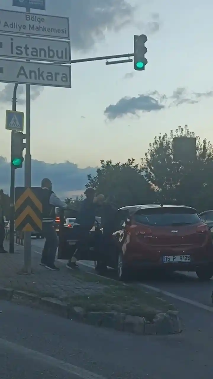 Anayolu boks maçına çevirdiler.. Şoförlerin yol verme kavgası kamerada
