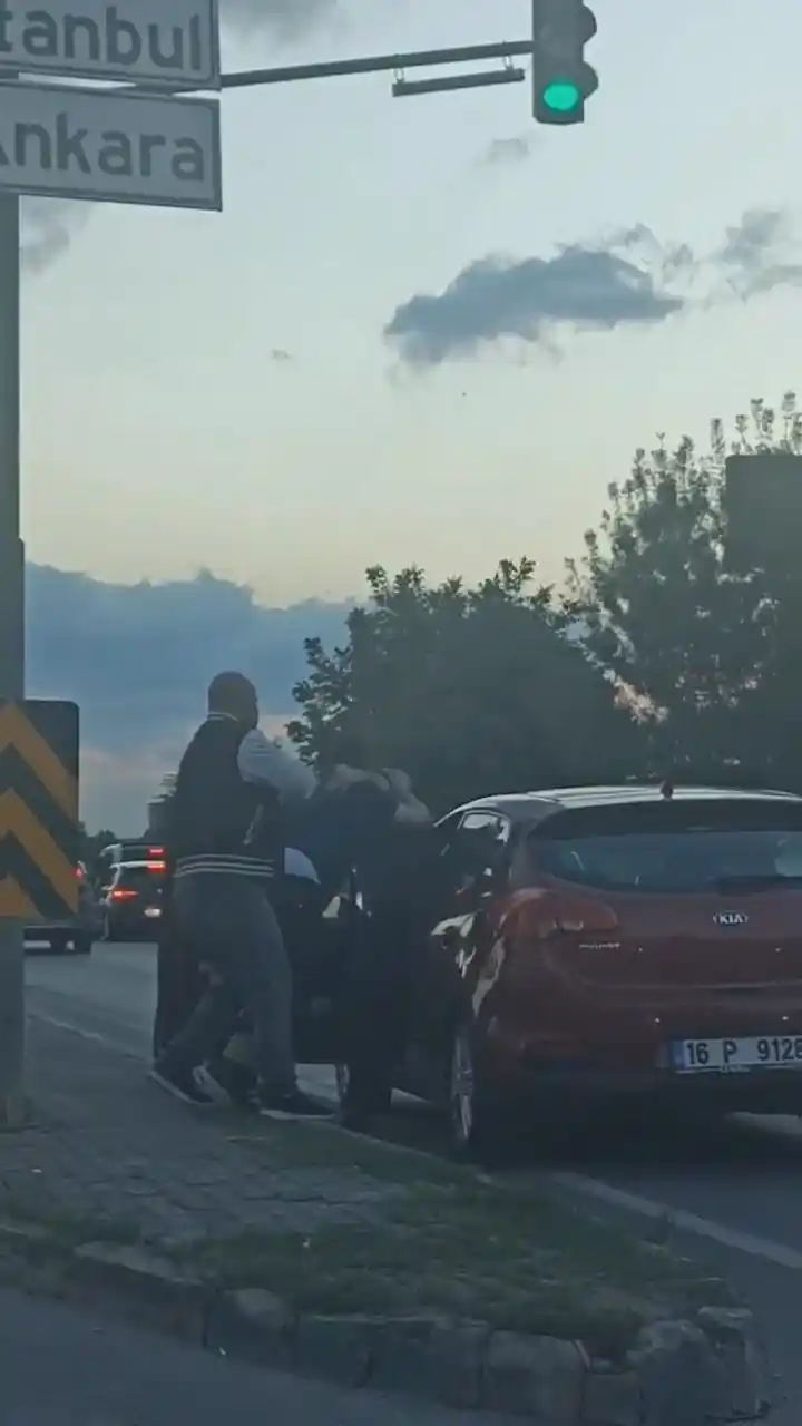 Anayolu boks maçına çevirdiler.. Şoförlerin yol verme kavgası kamerada
