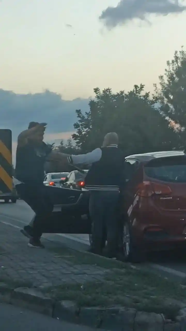 Anayolu boks maçına çevirdiler.. Şoförlerin yol verme kavgası kamerada
