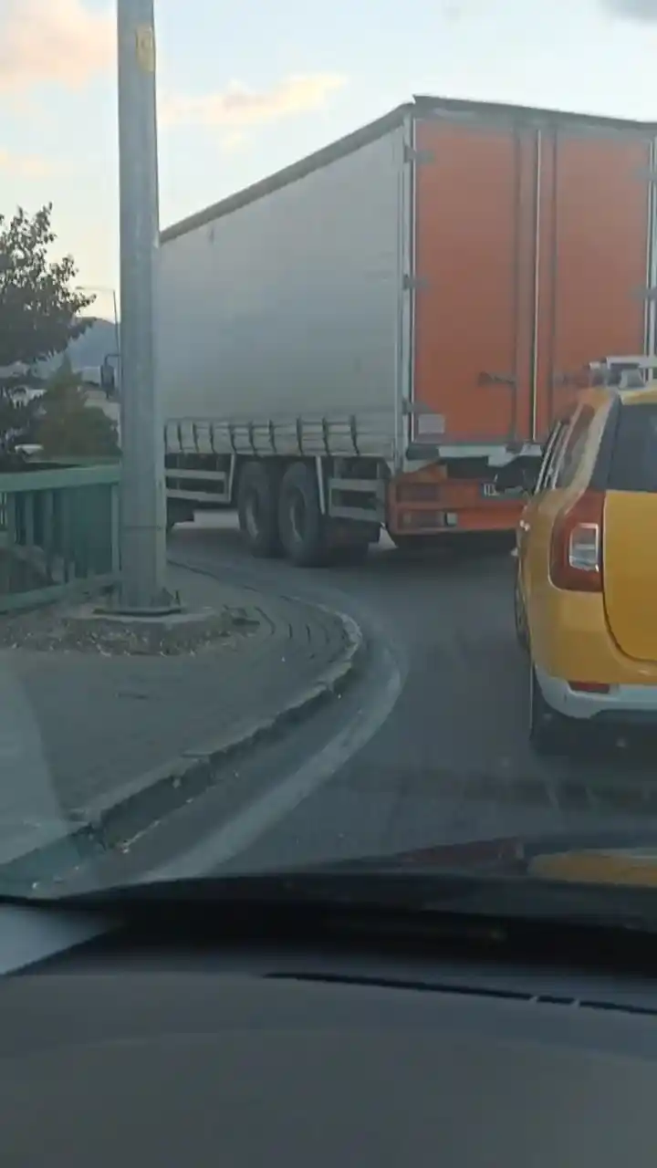 Anayolu boks maçına çevirdiler.. Şoförlerin yol verme kavgası kamerada
