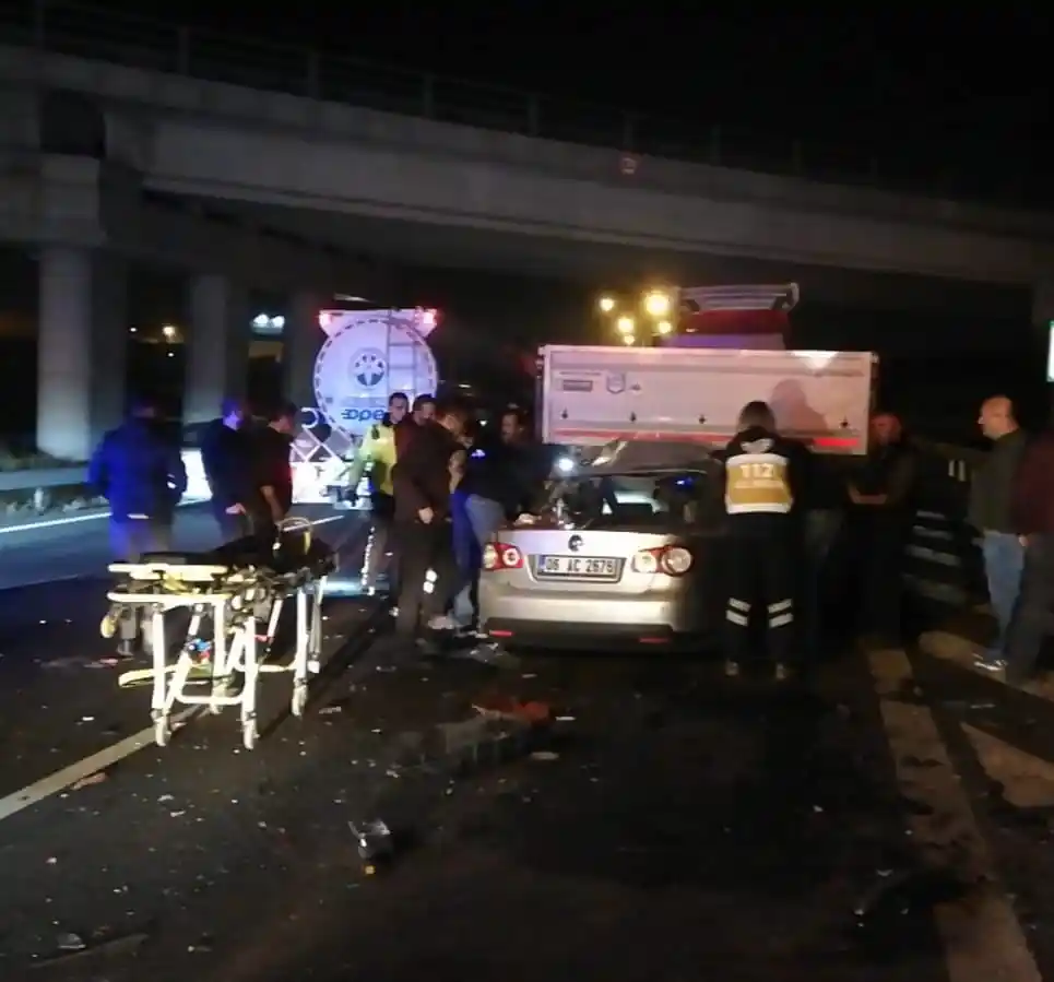 Ankara'da bir otomobil TIR'a arkadan ok gibi saplandı: 1 yaralı
