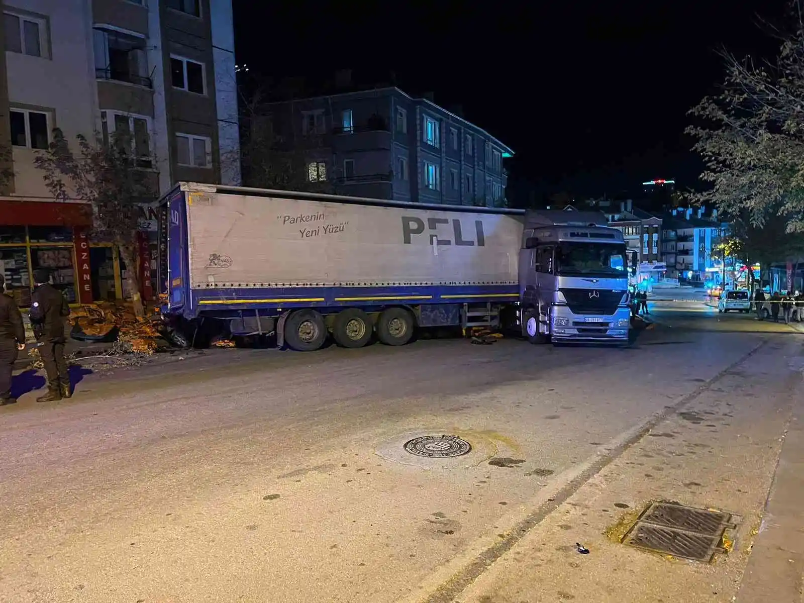 Ankara’da freni boşalan TIR park halindeki 3 araca çarptı
