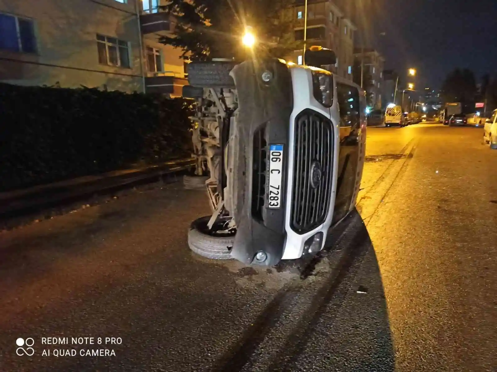 Ankara'da minibüs ile otomobilin çarpıştığı kazada 1 kişi yaralandı