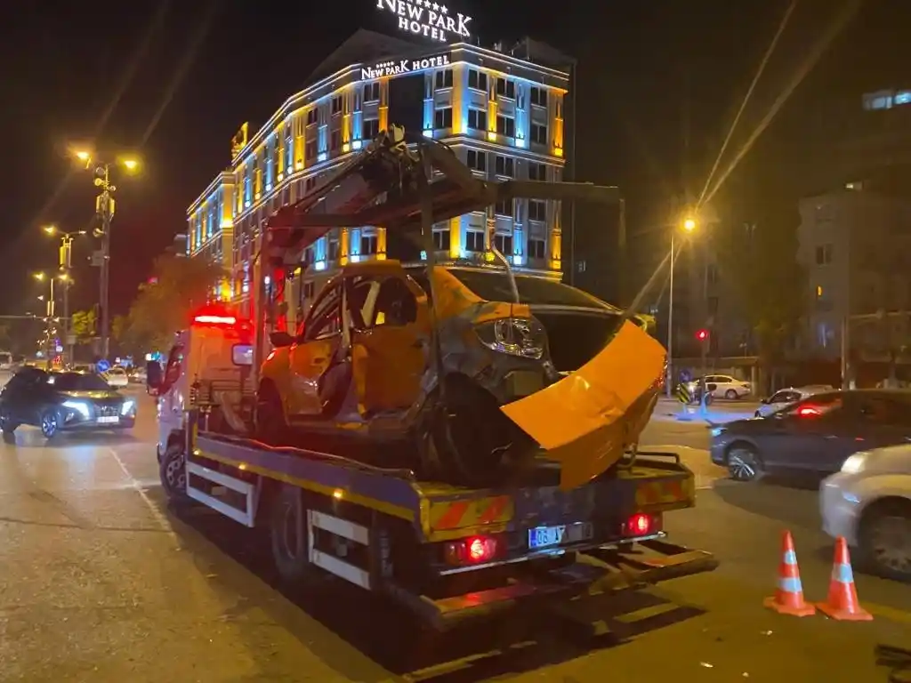 Ankara’da ticari taksi ile otomobil kafa kafaya çarpıştı, 1’i ağır 3 kişi yaralandı
